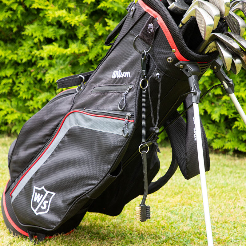 Golfborste hängande på bag