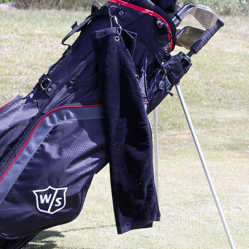Vår klassiska golfhandduk hängande på bag