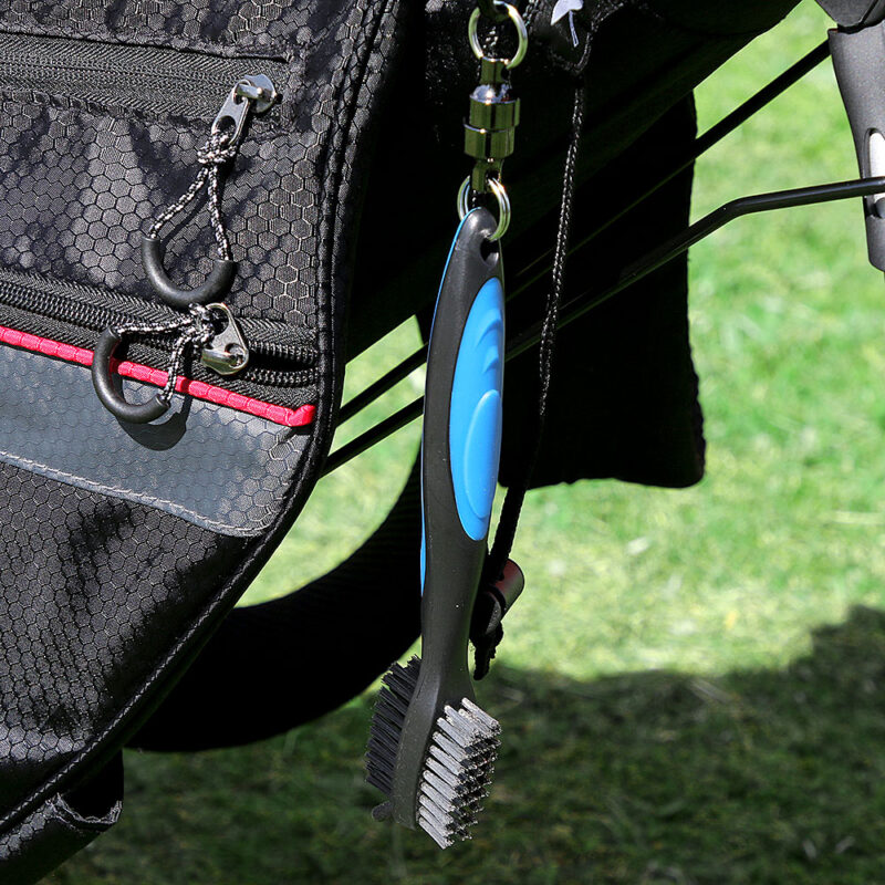 Magnetisk borste hängande på golfbag