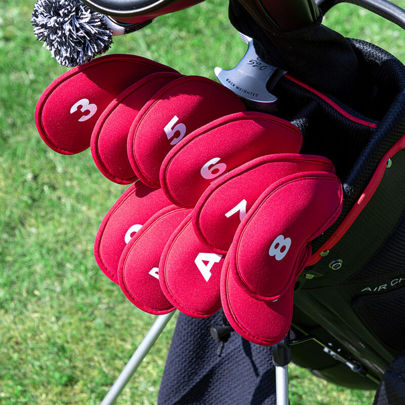 Röda headcovers till järnklubborna