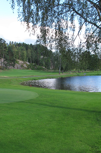 Ett vattenhinder på en golfbana