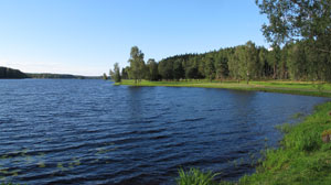Golfslag över vattnet är hemskt